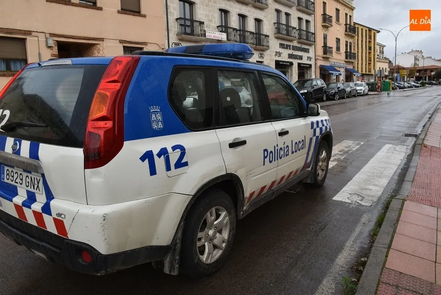 Foto 5 - Un cami&oacute;n-cisterna derrama gasoil en la Avenida de Portugal complicando a&uacute;n m&aacute;s el tr&aacute;fico