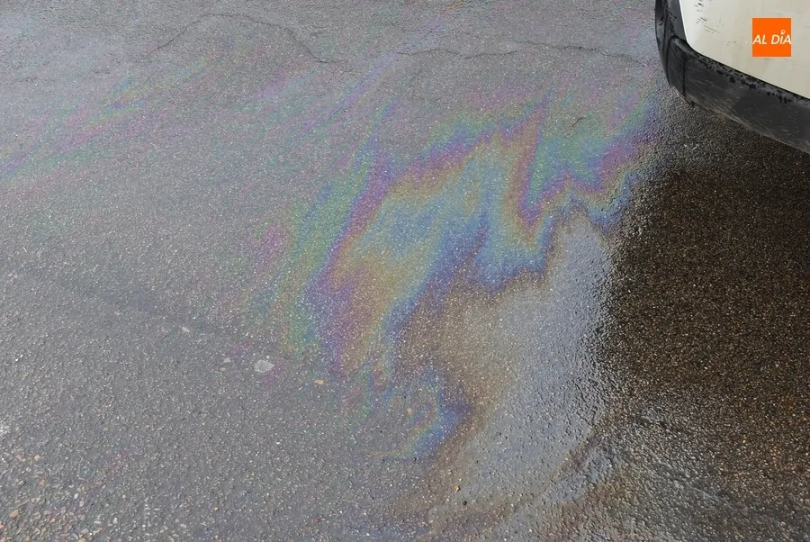 Foto 6 - Un cami&oacute;n-cisterna derrama gasoil en la Avenida de Portugal complicando a&uacute;n m&aacute;s el tr&aacute;fico
