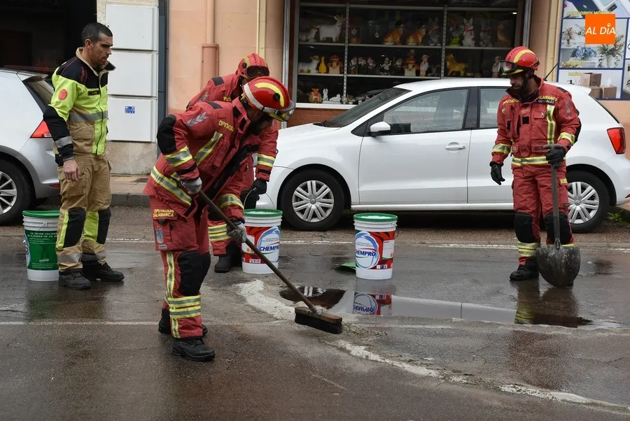 Foto 7 - Un cami&oacute;n-cisterna derrama gasoil en la Avenida de Portugal complicando a&uacute;n m&aacute;s el tr&aacute;fico