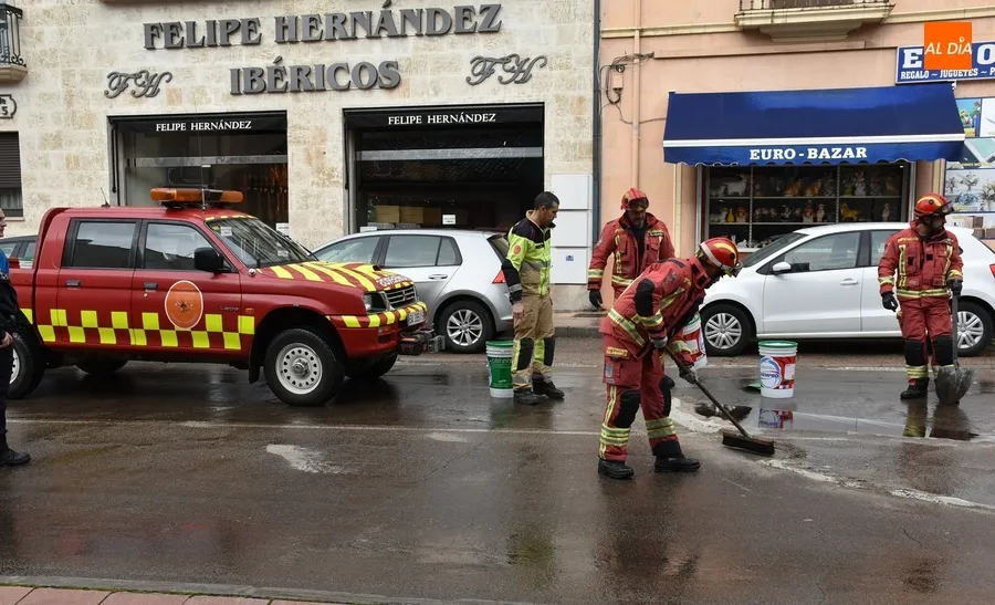 Foto 8 - Un cami&oacute;n-cisterna derrama gasoil en la Avenida de Portugal complicando a&uacute;n m&aacute;s el tr&aacute;fico
