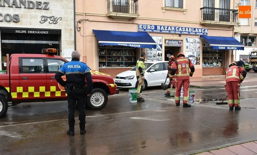 Foto 9 - Un cami&oacute;n-cisterna derrama gasoil en la Avenida de Portugal complicando a&uacute;n m&aacute;s el tr&aacute;fico