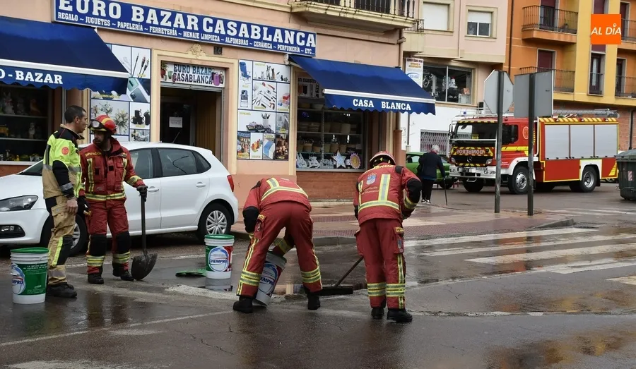 Foto 10 - Un cami&oacute;n-cisterna derrama gasoil en la Avenida de Portugal complicando a&uacute;n m&aacute;s el tr&aacute;fico