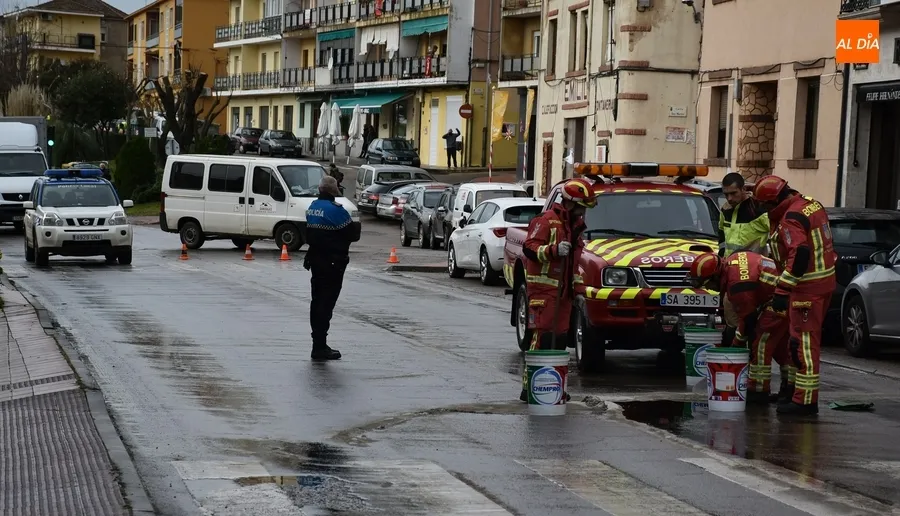 Foto 11 - Un cami&oacute;n-cisterna derrama gasoil en la Avenida de Portugal complicando a&uacute;n m&aacute;s el tr&aacute;fico