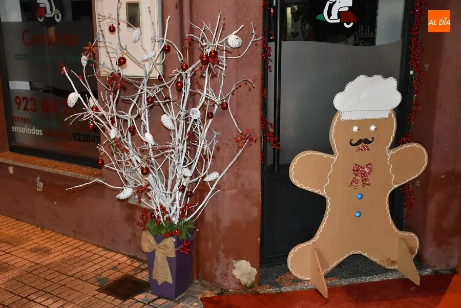Foto 4 - M&uacute;ltiples duendes y estrellas, o el coche de Pap&aacute; Noel, lucen en la colorida decoraci&oacute;n fuera de murallas