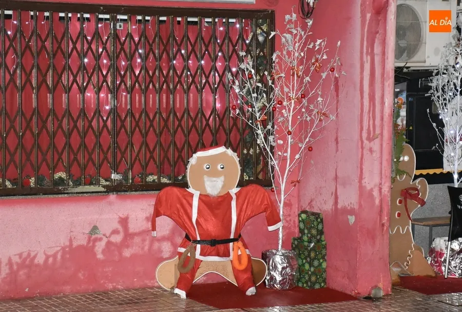 Foto 5 - M&uacute;ltiples duendes y estrellas, o el coche de Pap&aacute; Noel, lucen en la colorida decoraci&oacute;n fuera de murallas