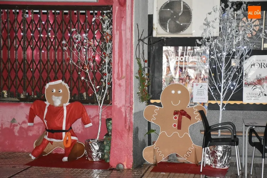 Foto 7 - M&uacute;ltiples duendes y estrellas, o el coche de Pap&aacute; Noel, lucen en la colorida decoraci&oacute;n fuera de murallas