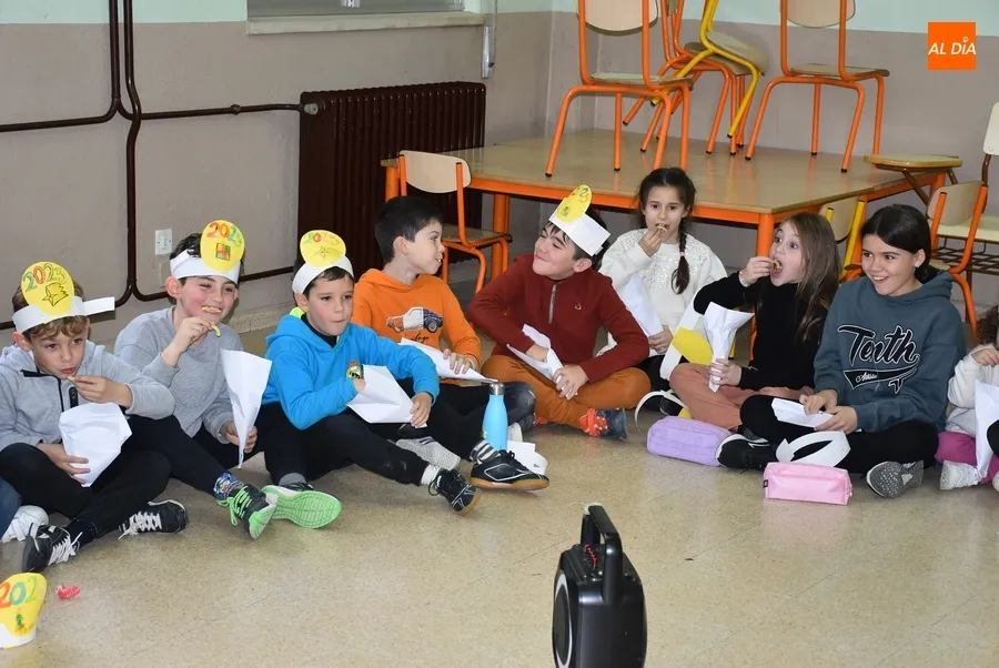 Foto 4 - Los ni&ntilde;os de Conciliamos toman los 12 gusanitos para entrar en el 2023