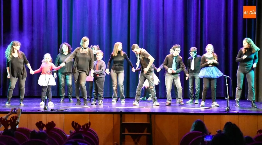 Foto 5 - El Colegio San Francisco pone a bailar a todo tipo de animales en su doble funci&oacute;n navide&ntilde;a