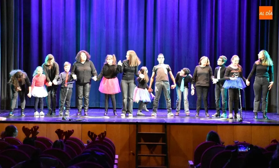 Foto 9 - El Colegio San Francisco pone a bailar a todo tipo de animales en su doble funci&oacute;n navide&ntilde;a
