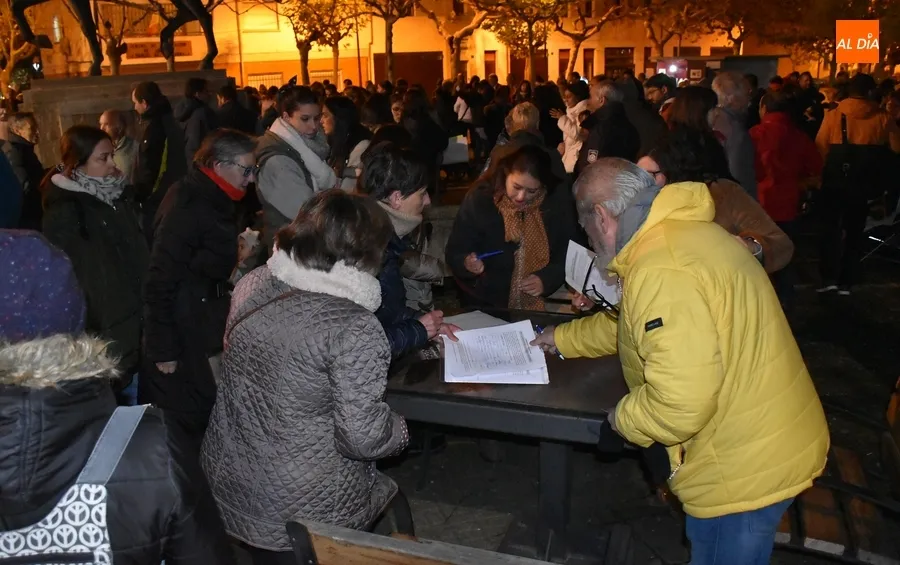 Foto 2 - Unas 700 personas reivindican en las calles de Ciudad Rodrigo la mejora de la atenci&oacute;n pedi&aacute;trica