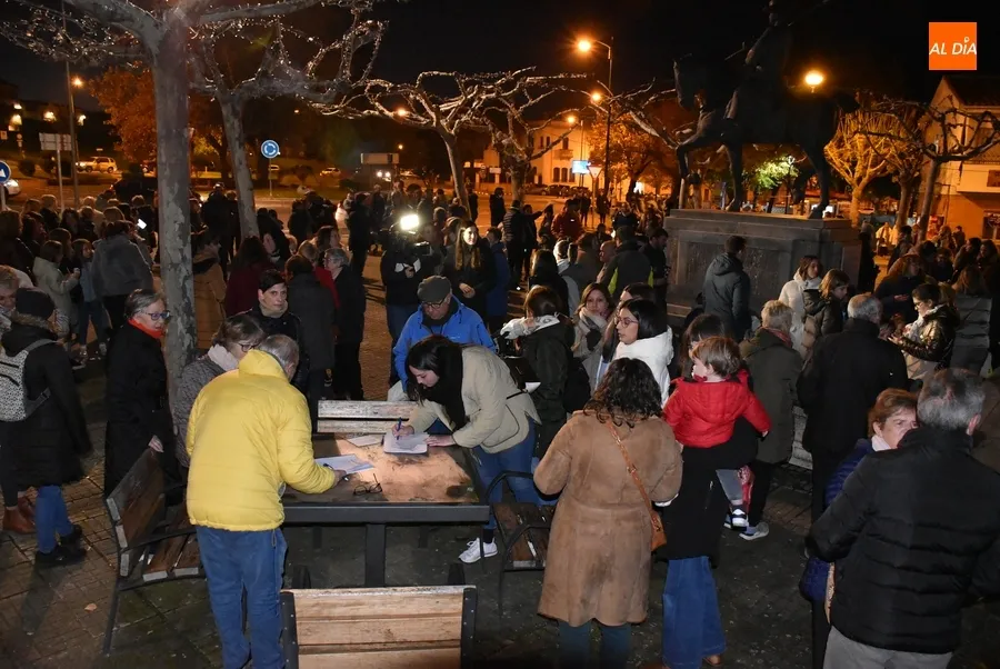 Foto 6 - Unas 700 personas reivindican en las calles de Ciudad Rodrigo la mejora de la atenci&oacute;n pedi&aacute;trica