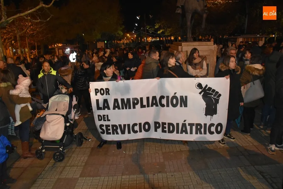 Foto 8 - Unas 700 personas reivindican en las calles de Ciudad Rodrigo la mejora de la atenci&oacute;n pedi&aacute;trica