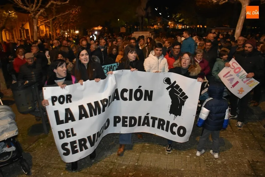 Foto 10 - Unas 700 personas reivindican en las calles de Ciudad Rodrigo la mejora de la atenci&oacute;n pedi&aacute;trica