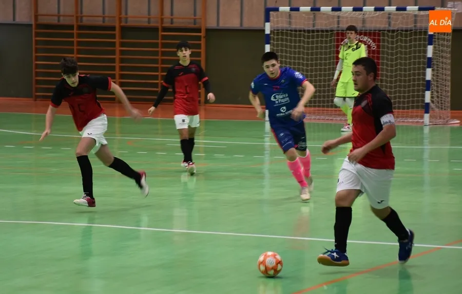 Foto 2 - El III Juvenil tira por la borda un 8-3 en los &uacute;ltimos 3 minutos