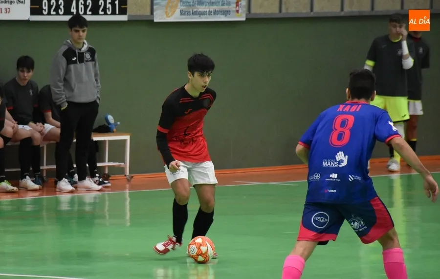 Foto 3 - El III Juvenil tira por la borda un 8-3 en los &uacute;ltimos 3 minutos