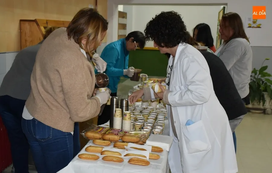 Foto 3 - Dulce recreo en el IES Tierra con una chocolatada organizada por la nueva AMPA