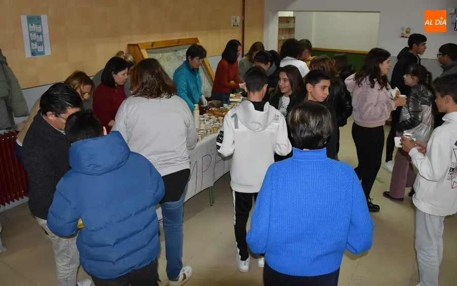Foto 4 - Dulce recreo en el IES Tierra con una chocolatada organizada por la nueva AMPA