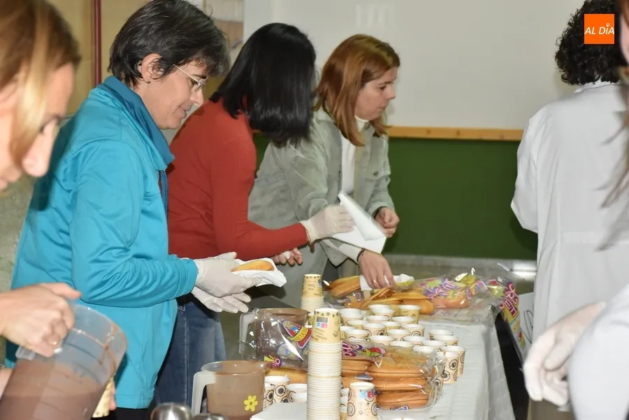 Foto 5 - Dulce recreo en el IES Tierra con una chocolatada organizada por la nueva AMPA