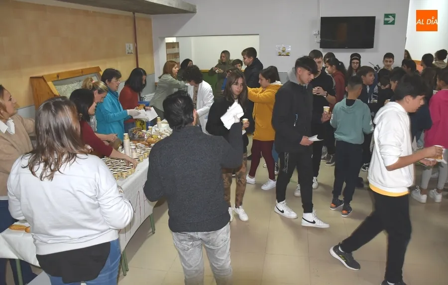 Foto 6 - Dulce recreo en el IES Tierra con una chocolatada organizada por la nueva AMPA