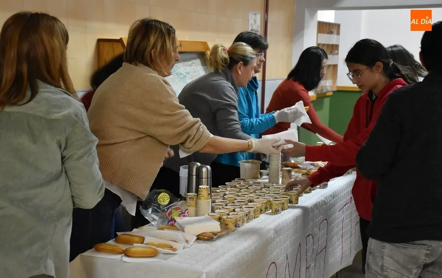 Foto 7 - Dulce recreo en el IES Tierra con una chocolatada organizada por la nueva AMPA