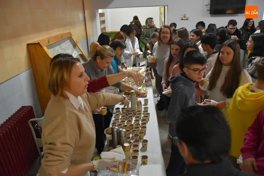 Foto 9 - Dulce recreo en el IES Tierra con una chocolatada organizada por la nueva AMPA