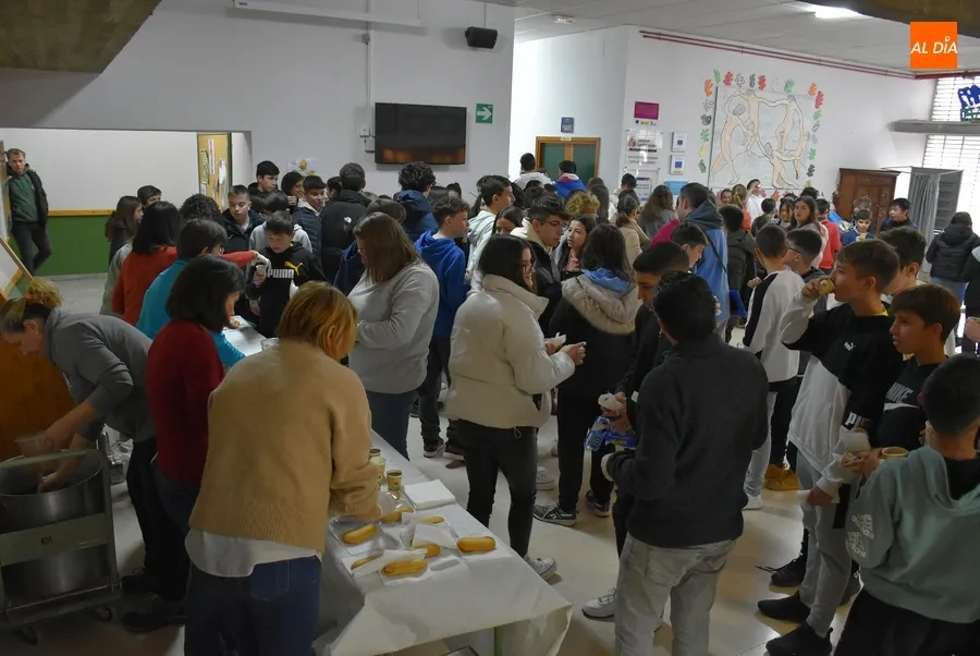 Foto 10 - Dulce recreo en el IES Tierra con una chocolatada organizada por la nueva AMPA