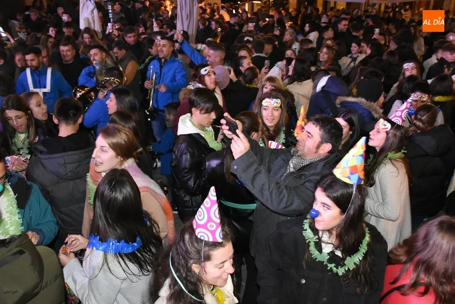 Foto 11 - Gran ambiente en una Nochevieja Joven con el Grupo Scout Kennedy como protagonista