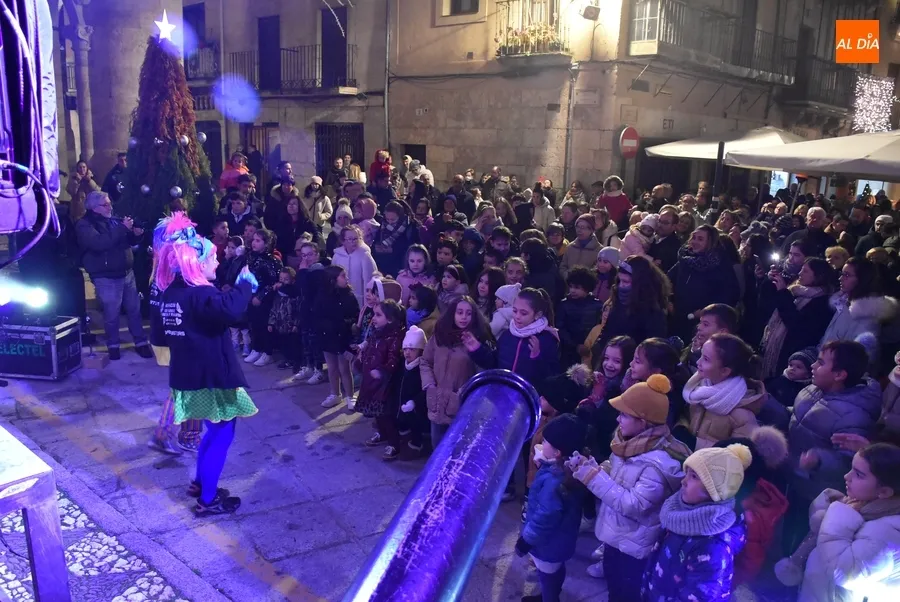 Foto 4 - Ciudad Rodrigo enciende la Navidad 2022 envuelta en nieve y niebla