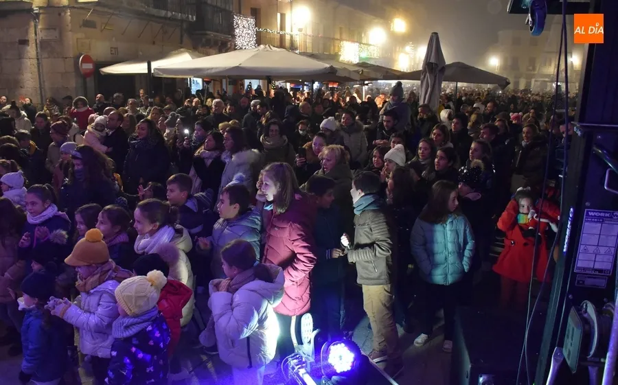 Foto 5 - Ciudad Rodrigo enciende la Navidad 2022 envuelta en nieve y niebla