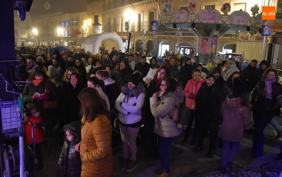 Foto 6 - Ciudad Rodrigo enciende la Navidad 2022 envuelta en nieve y niebla