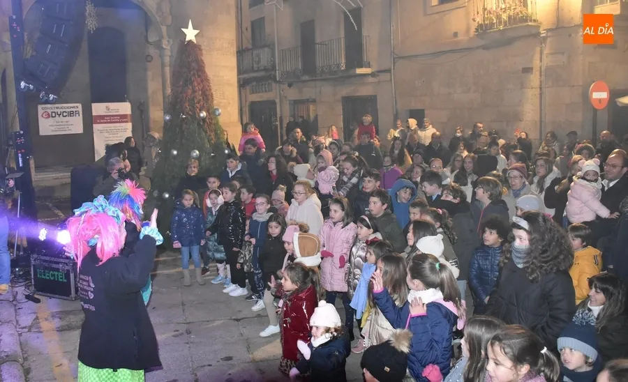 Foto 8 - Ciudad Rodrigo enciende la Navidad 2022 envuelta en nieve y niebla