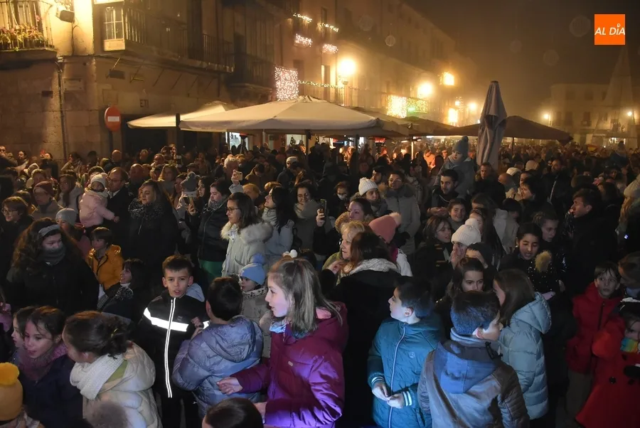 Foto 9 - Ciudad Rodrigo enciende la Navidad 2022 envuelta en nieve y niebla