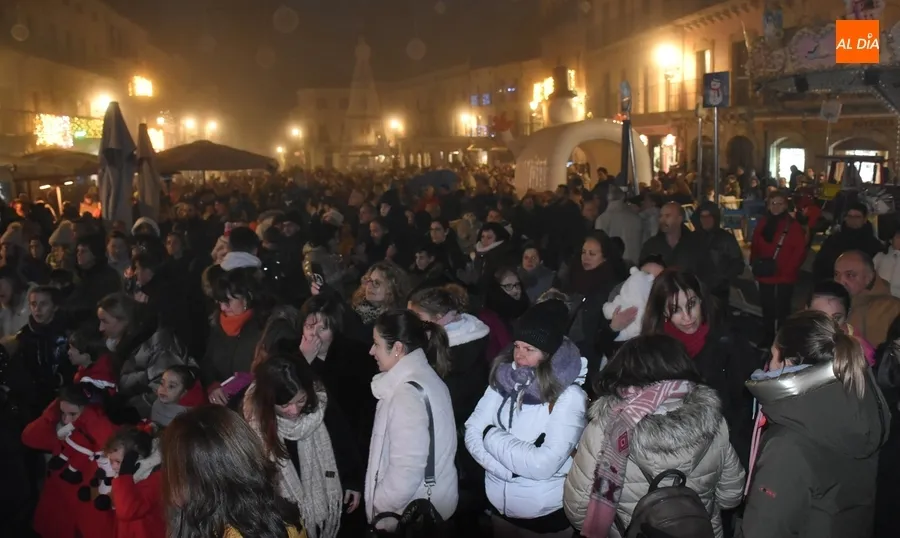 Foto 10 - Ciudad Rodrigo enciende la Navidad 2022 envuelta en nieve y niebla
