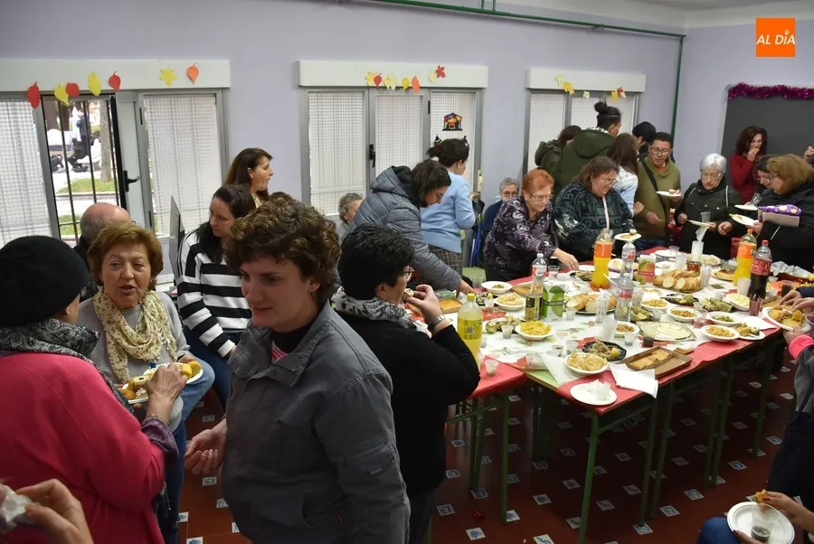 Foto 2 - La Escuela de Adultos recupera con gran ambiente su jornada de convivencia