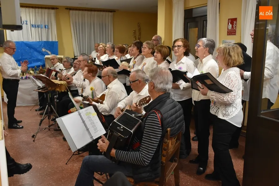 Foto 2 - El Centro de D&iacute;a de Personas Mayores disfruta de su propia Rondalla