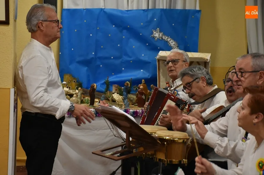 Foto 3 - El Centro de D&iacute;a de Personas Mayores disfruta de su propia Rondalla