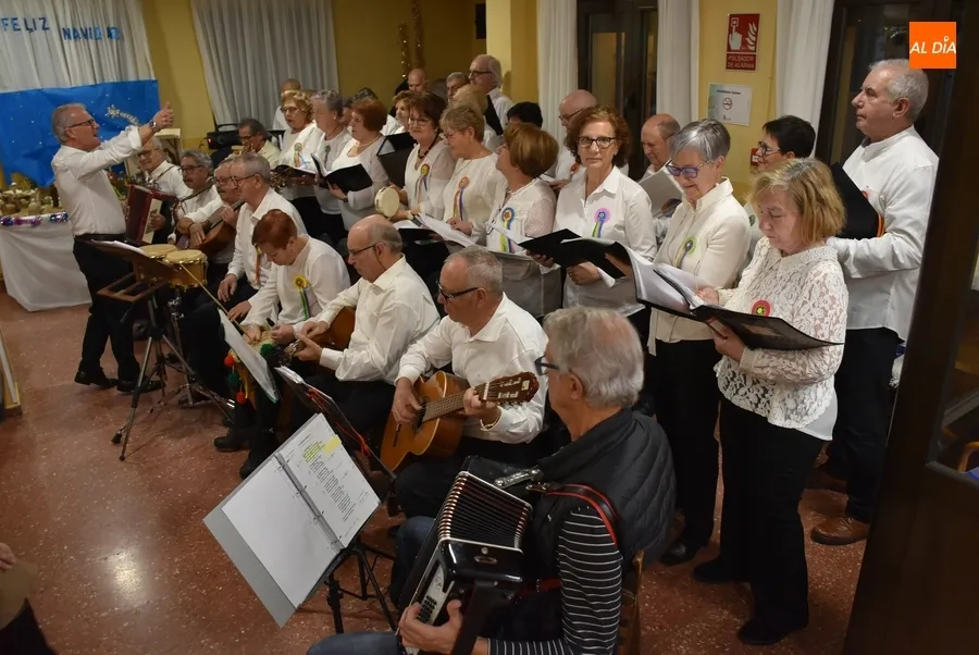 Foto 4 - El Centro de D&iacute;a de Personas Mayores disfruta de su propia Rondalla