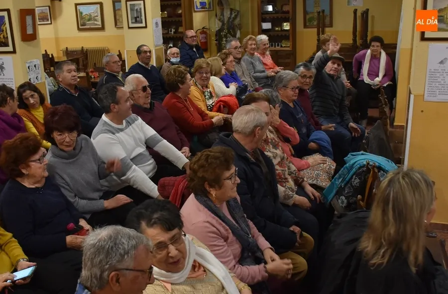 Foto 7 - El Centro de D&iacute;a de Personas Mayores disfruta de su propia Rondalla