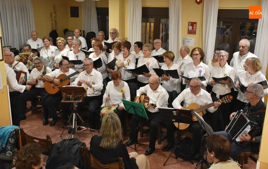 Foto 8 - El Centro de D&iacute;a de Personas Mayores disfruta de su propia Rondalla