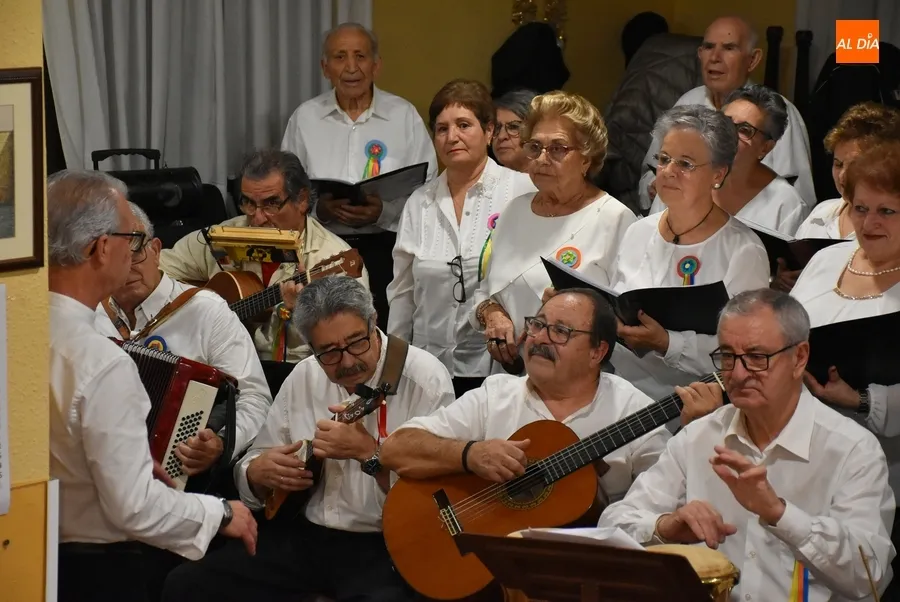 Foto 9 - El Centro de D&iacute;a de Personas Mayores disfruta de su propia Rondalla