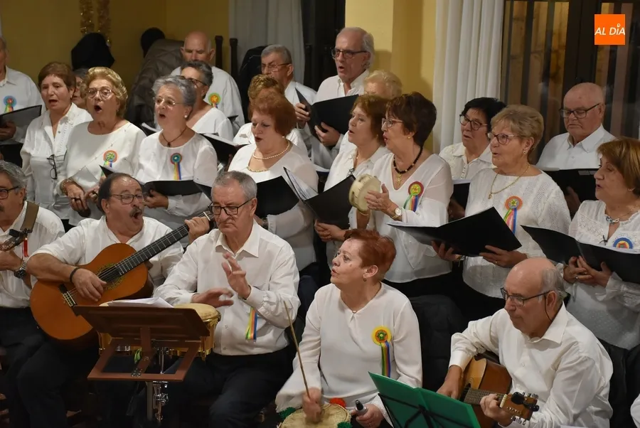 Foto 10 - El Centro de D&iacute;a de Personas Mayores disfruta de su propia Rondalla