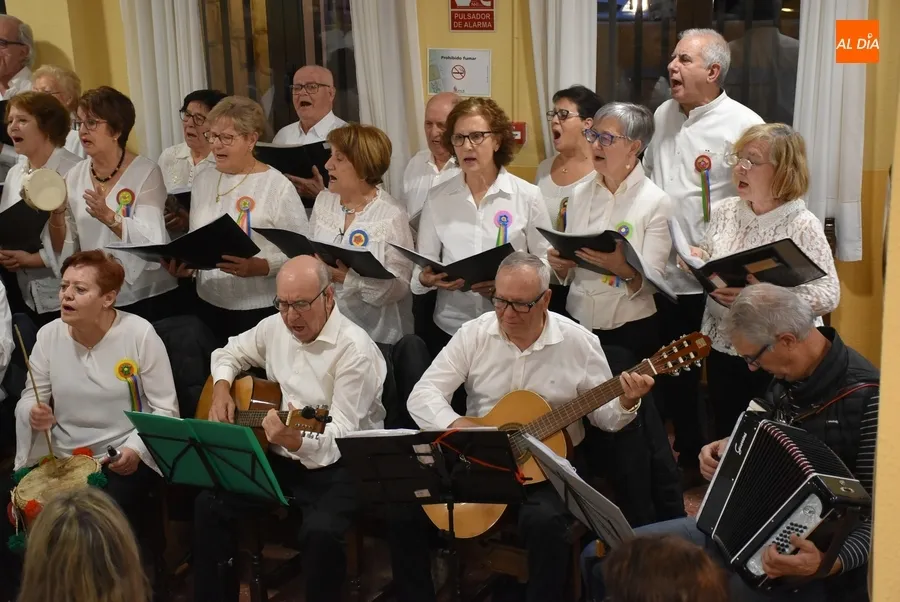 Foto 11 - El Centro de D&iacute;a de Personas Mayores disfruta de su propia Rondalla
