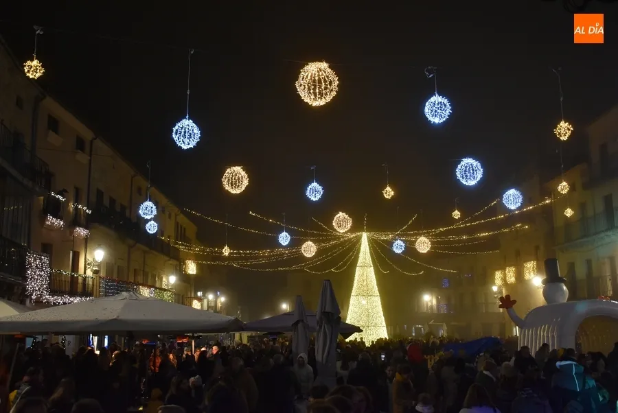 Foto 5 - El cielo de esferas lum&iacute;nicas de la Plaza Mayor, principal novedad en materia de alumbrado