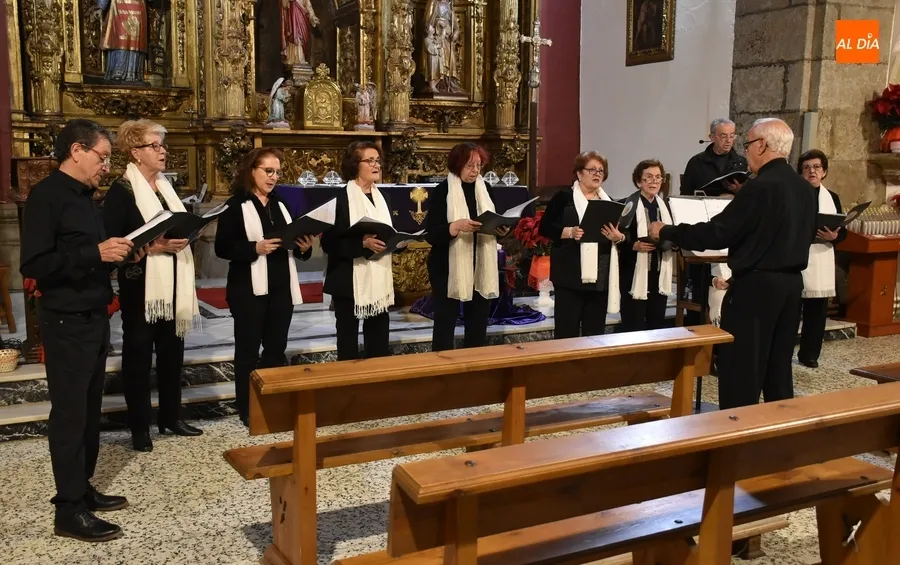 Foto 2 - El Coro de Mayores de San Andr&eacute;s brinda un recital de villancicos a sus parroquianos