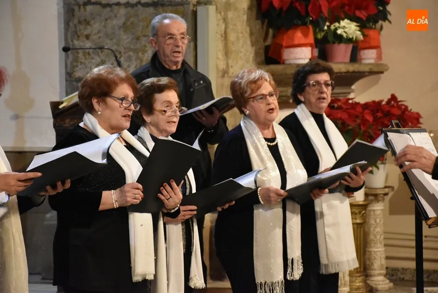 Foto 5 - El Coro de Mayores de San Andr&eacute;s brinda un recital de villancicos a sus parroquianos