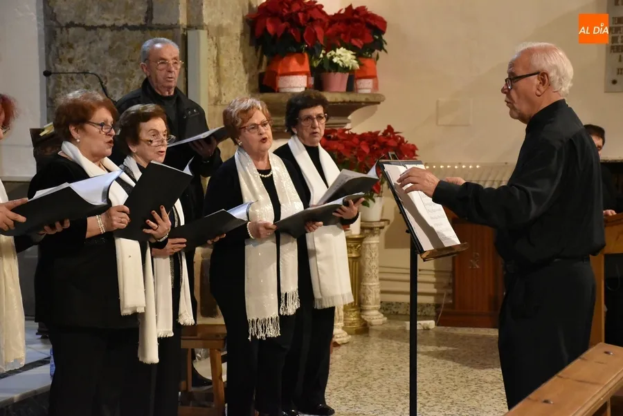 Foto 6 - El Coro de Mayores de San Andr&eacute;s brinda un recital de villancicos a sus parroquianos