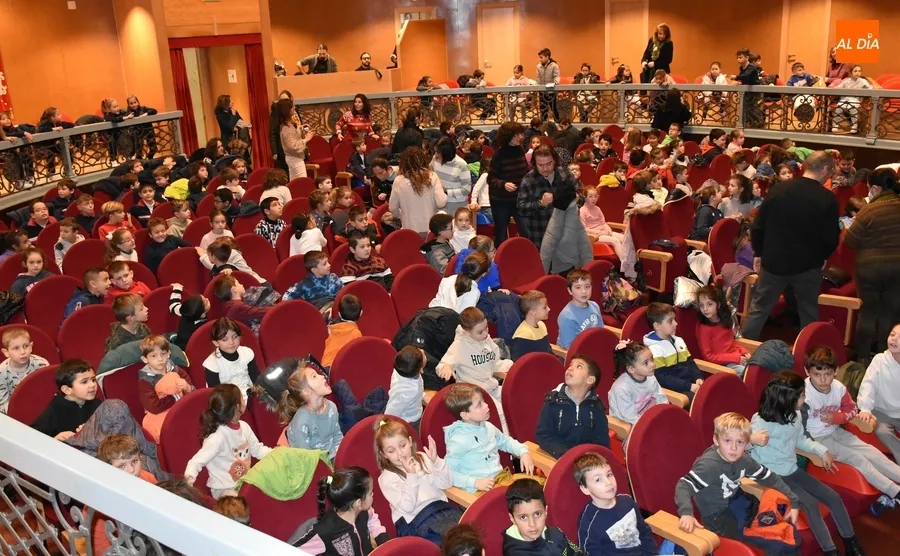 Foto 2 - Los alumnos de 1&ordm; y 2&ordm; de Primaria descubren en el Teatro la historia del gallo Cocorico