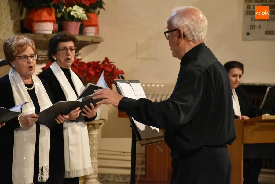 Foto 7 - El Coro de Mayores de San Andr&eacute;s brinda un recital de villancicos a sus parroquianos