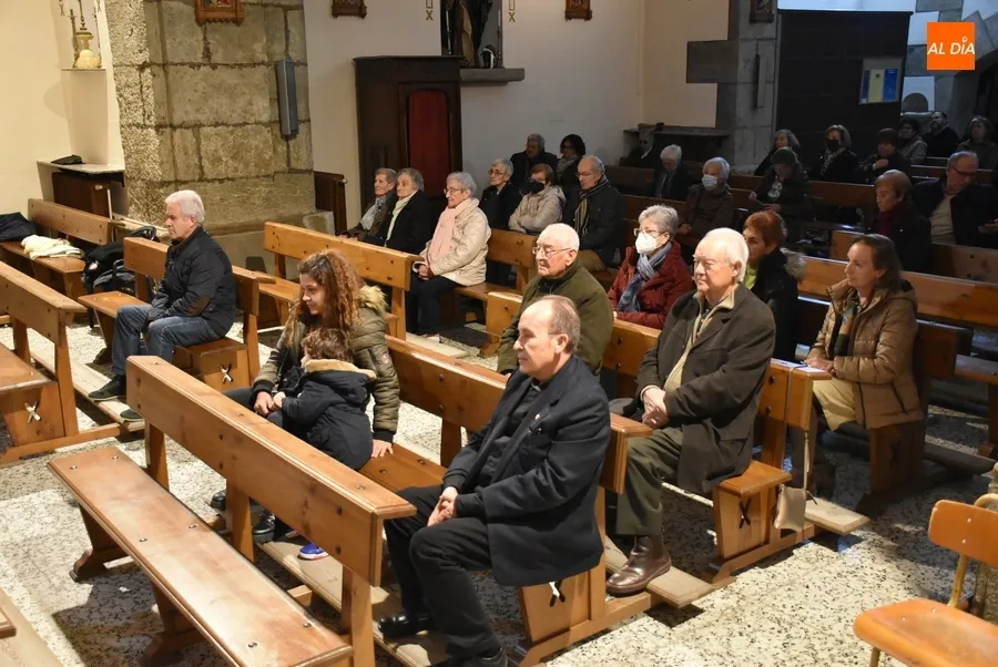Foto 8 - El Coro de Mayores de San Andr&eacute;s brinda un recital de villancicos a sus parroquianos