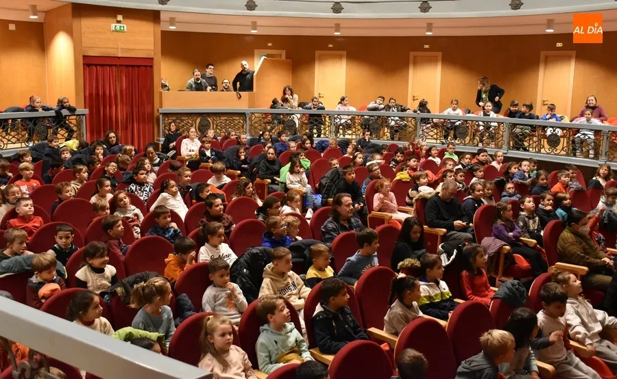 Foto 3 - Los alumnos de 1&ordm; y 2&ordm; de Primaria descubren en el Teatro la historia del gallo Cocorico